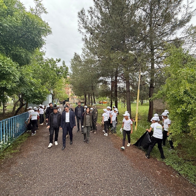 Dicle Kaymakamı Mustafa Atış, yeşil vatan için öğrencilerle birlikte okul b...