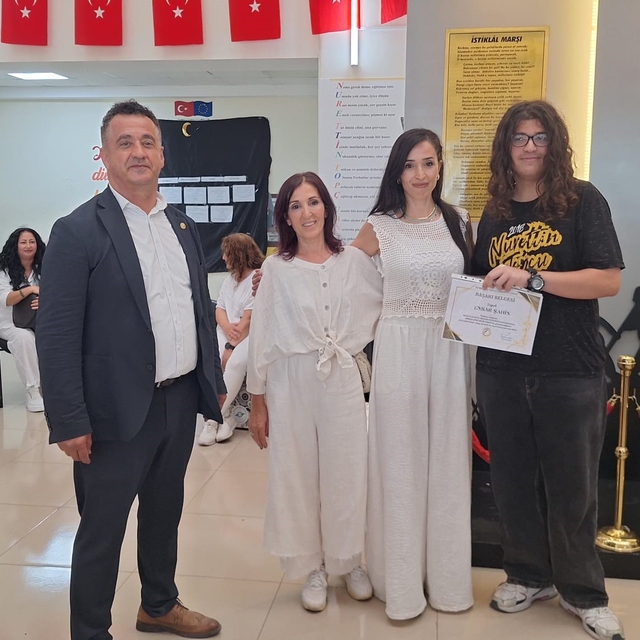 Anneanne, kızı ve torunu motivasyon etkinliğinde sahneye çıktı