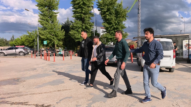 İnegöl'de enseden bıçaklayan şüpheli ile ağabeyi yakalandı