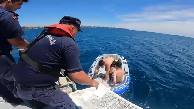 Şişme botları patlayan ve rüzgarla sürüklenen 2 genci sahil güvenlik ekipleri kurtardı
"Botumuzun bir yerden delindiğini ve su almaya başladığını gördük"