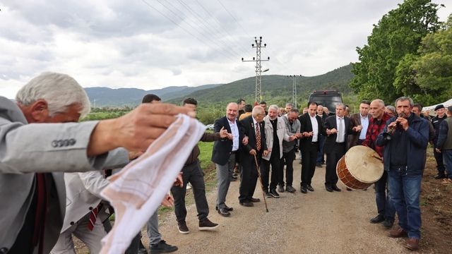 Kıbrıs Gazisi istedi, köy meydanında vali ve belediye başkanı halay çekti
