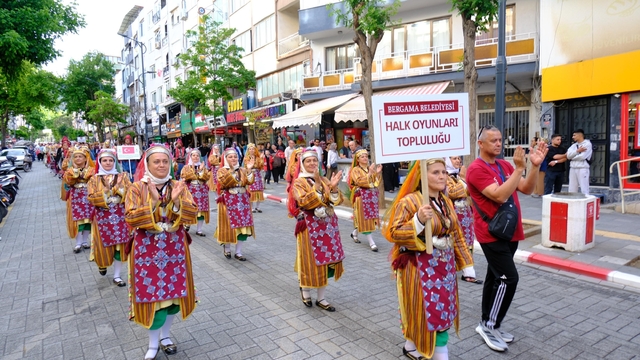 Soma'da Zeybek Festivali yoğun ilgi gördü