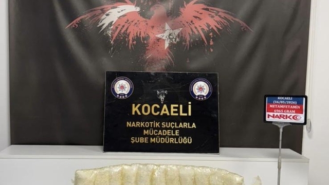 Kocaeli'de vücutlarına sarılı 7 kilo uyuşturucuyla yakalanan 2 kişi tutuklandı