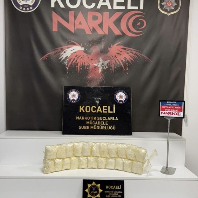 Kocaeli'de vücutlarına sarılı 7 kilo uyuşturucuyla yakalanan 2 kişi tutukla...