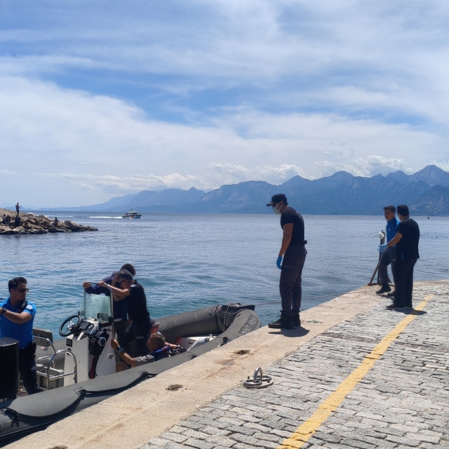 Tur teknesinde rahatsızlanan turistin yardımına deniz polisi yetişti