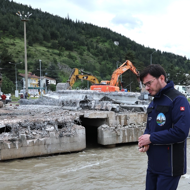 Başkan Yazıcıoğlu'ndan yıkımı gerçekleştirilen ÇEDAŞ köprüsü yerine yeni kö...