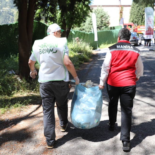 Manisa'da ormanlık alanda yüzlerce kilo çöp toplandı