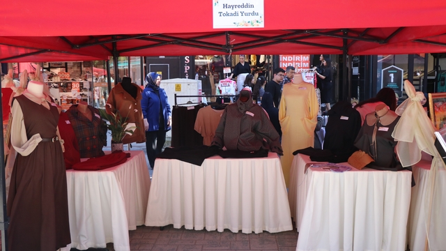 Yurtta kalan kızların ürettiği el emeği ürünler beğeni topladı