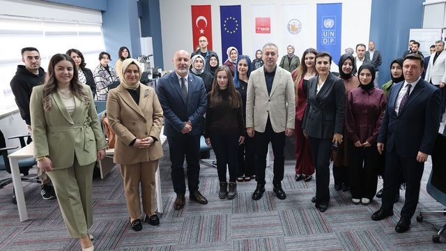 Gençler için Dijital Gençlik Merkezi açıldı