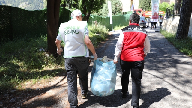 Manisa'da ormanlık alanda yüzlerce kilo çöp toplandı
