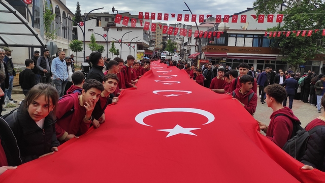 Sason'da 100 metrelik bayrakla "Gençlik Yürüyüşü" düzenlendi