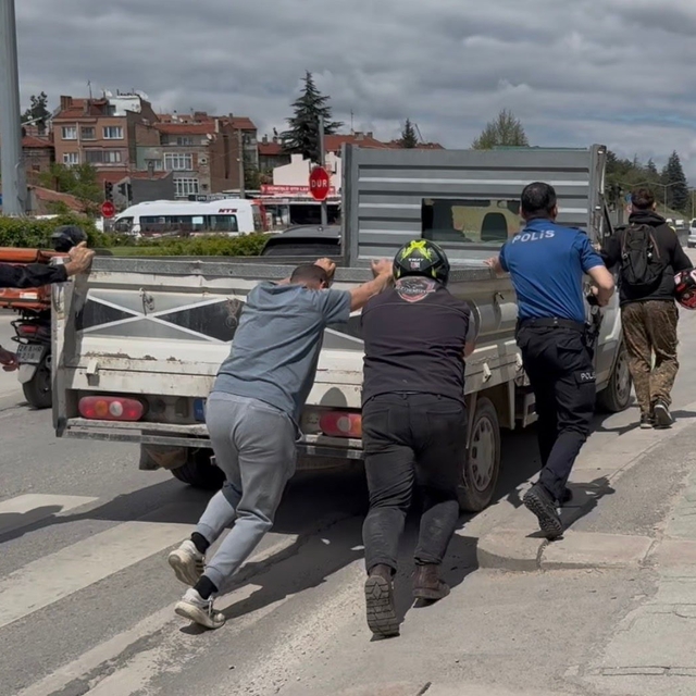 Yolda kalan kamyonetin imdadına polis ve sürücüler yetişti
