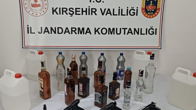 Kırşehir'de 3 ruhsatsız tabanca, sahte içki ve etil alkol ele geçirildi