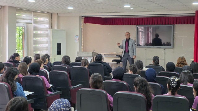 Siirt'te lise öğrencilerine yönelik konferansı düzenlendi