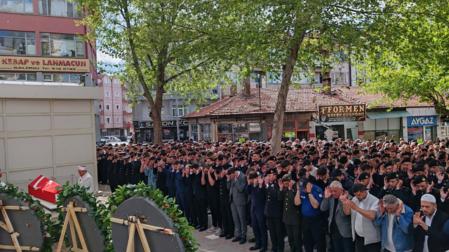 Kalp krizinden ölen ilçe jandarma komutanı, son yolculuğuna uğurlandı (2)