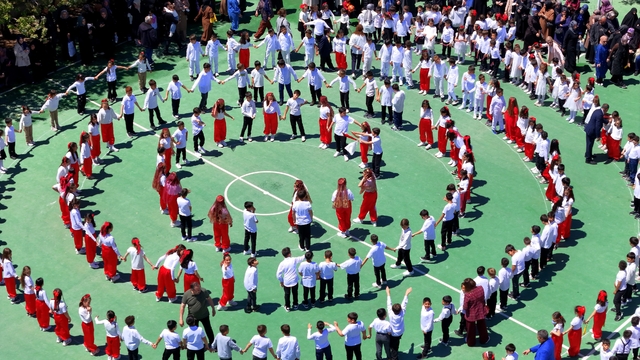 Erzincan'da 500 kişiyle düz halay rekoru
Erzincan'da okul bahçesinde rekor halay halkası: 500 kişi aynı anda düz halay oynadı
