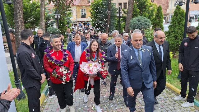 Avrupa şampiyonu milli güreşçi, memleketinde davul zurnayla karşılandı