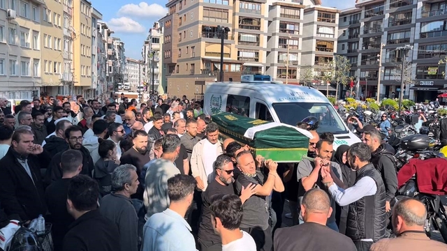 Motosiklet kazasında hayatını kaybeden sanatçı son yolculuğuna uğurlandı
Motosiklet sevdalısı seslendirme sanatçısı Ali Bilensir'i son yolculuğunda yüzlerce motosikletli yalnız bırakmadı
