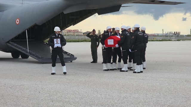 Şehit polis memurunun cenazesi Van'a getirildi
