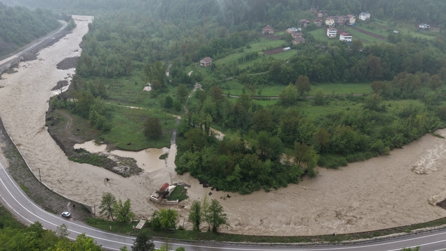 Kastamonu'da sağanak sonrası debisi yükselen çay yürüyüş köprüsünü yıktı