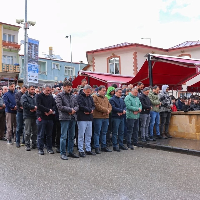 Motosiklet kazasında hayatını kaybeden genç son yolculuğuna uğurlandı