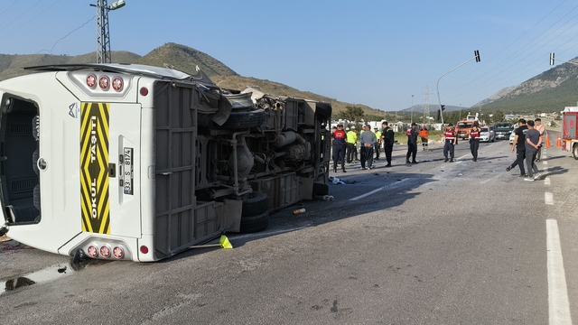 Mersin'de öğrenci servisi devrildi: 17 yaralı