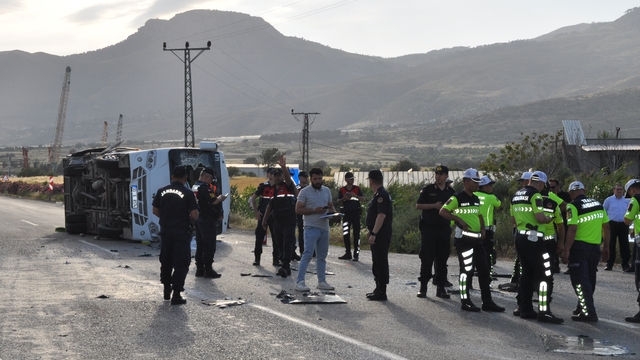 Mersin'de Rus uyruklu öğrencileri taşıyan servis aracının devrilmesi sonucu 17 kişi yaralandı