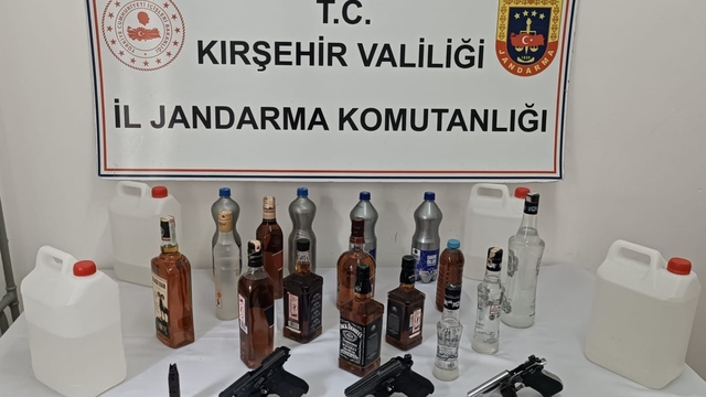 Kırşehir'de kaçak alkol operasyonu: 2 gözaltı
3 farklı adreste yapılan aramalarda 45 litre kaçak alkol ve 3 adet ruhsatsız tabanca ele geçirildi