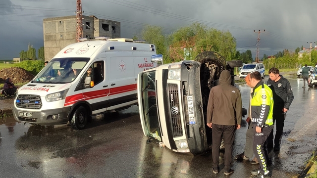 Muş'ta dolu yağışı sırasında kontrolden çıkan minibüs yan yattı: 2 yaralı