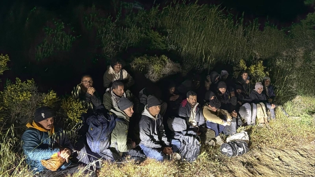 Çeşme'de 21 kaçak göçmen yakalandı, 1 organizatör tutuklandı