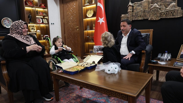 Vali Çiçek tatlı isyanıyla yüzleri güldüren Rüveyda'yı makamında ağırladı