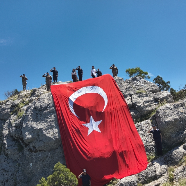 Burdur'da jandarmadan 54 metrekarelik dev Türk bayrağı