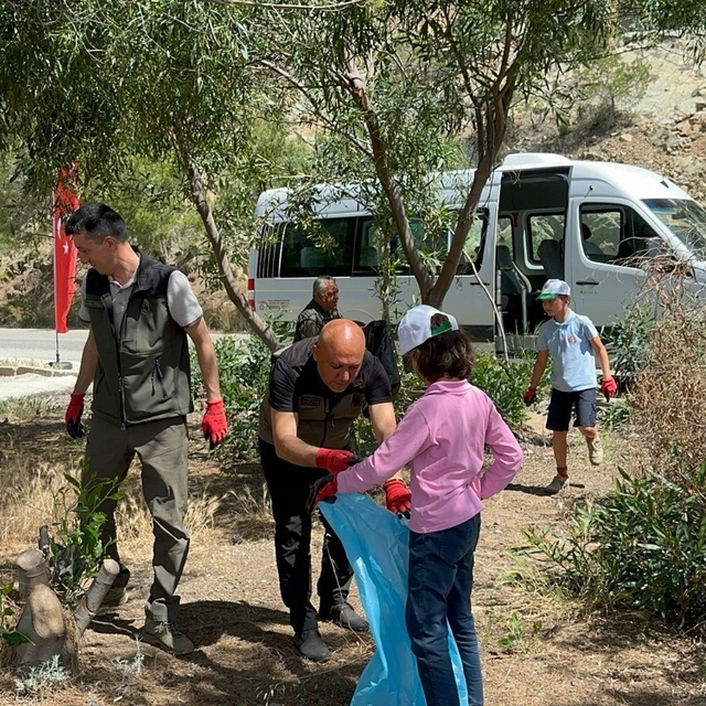 Minik eller ormanlar için seferber oldu