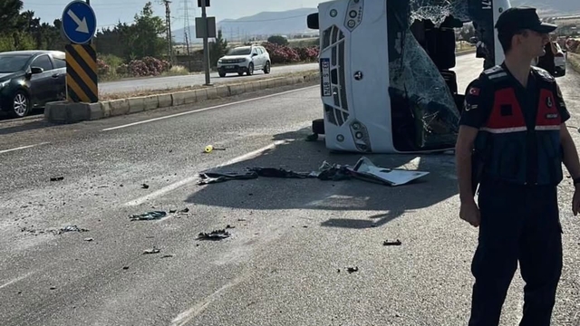 Mersin'de Rus öğrencileri taşıyan servis midibüsü devrildi: 17 yaralı