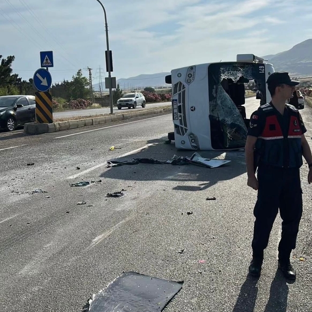 Mersin'de Rus öğrencileri taşıyan servis midibüsü devrildi: 17 yaralı