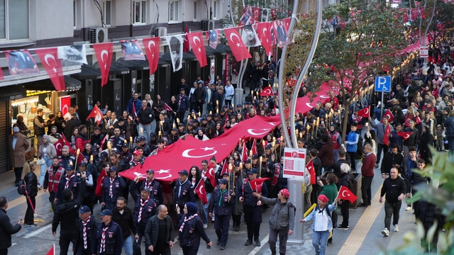 Samsun'da 1919 metrelik dev bayrakla coşkulu 'Fener Alayı ve Gençlik Haftası' yürüyüşü