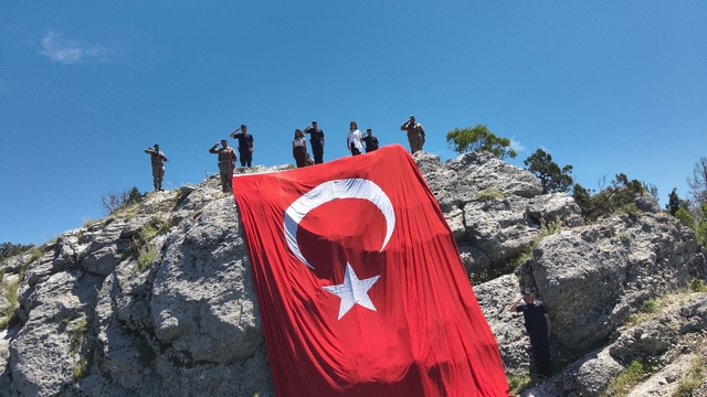 Burdur'da jandarmadan 54 metrekarelik dev Türk bayrağı