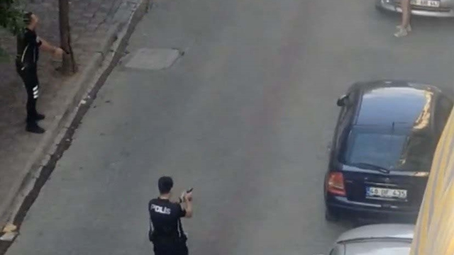 Aydın'da samuray kılıcıyla sokağa çıkan genç kız dehşet saçtı
Teslim olmamak için direnen genç kızı polis ekipleri etkisiz hale getirdi