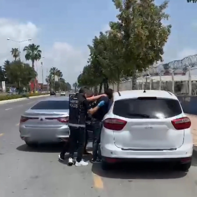 Takibe alınan otomobilden 23 kilo 984 gram esrar ele geçirildi
