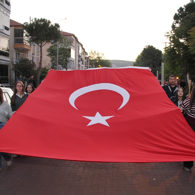 Kula'da 19 Mayıs coşkusu fener alayıyla taçlandı