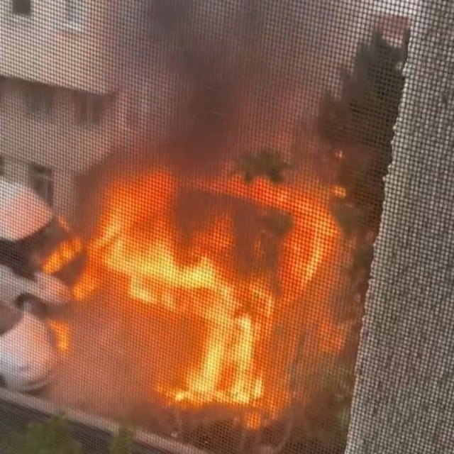 Mahalle sakinleri otomobili iterek alevlerden uzaklaştırmaya çalıştı