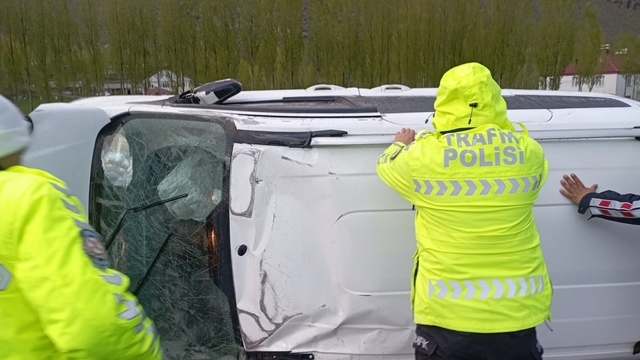 Van'da kontrolden çıkan otomobil takla attı: 1 yaralı