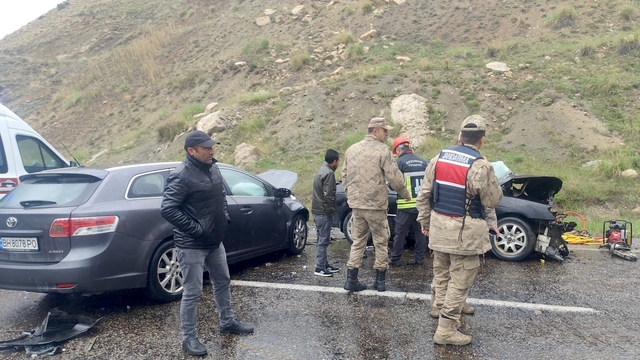 Erzurum'da 2 otomobilin çarpıştığı kazada biri ağır 5 kişi yaralandı