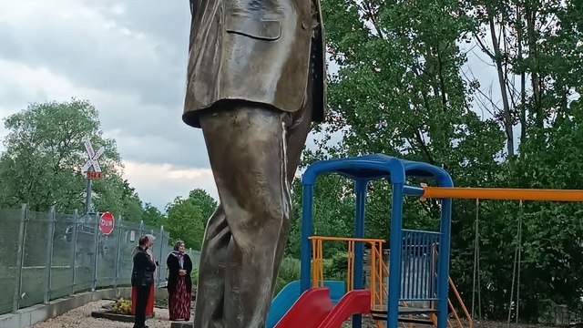 Miting ve açılışların unutulmaz ismi Seyfi Usta'nın heykeli açıldı