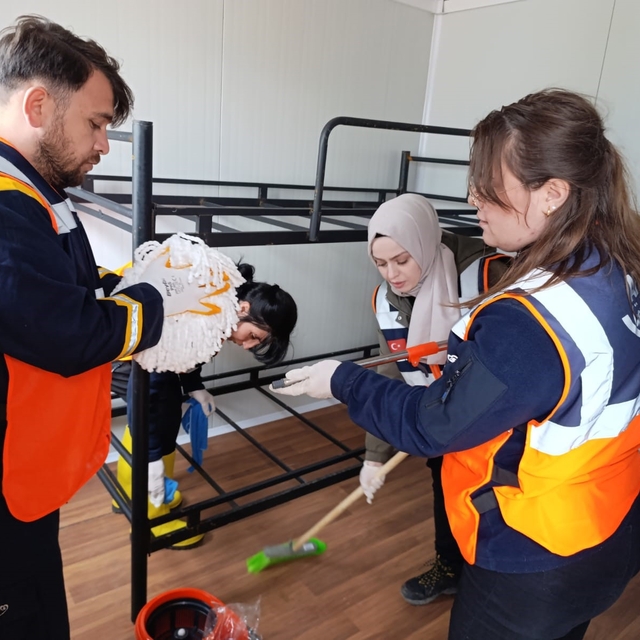 Çorum'da hortumun vurduğu köylerde afetzedeler için yaşam konteynerleri kur...