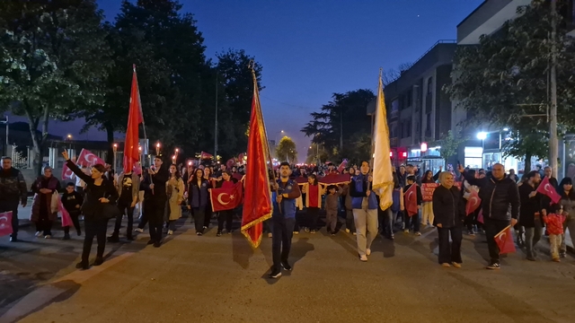 Düzce'de 19 Mayıs coşkusu fener alayı ile başladı