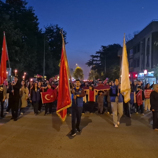 Düzce'de 19 Mayıs coşkusu fener alayı ile başladı