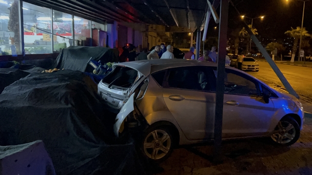 Osmaniye'de kontrolden çıkan otomobil marketin manav bölümüne girdi