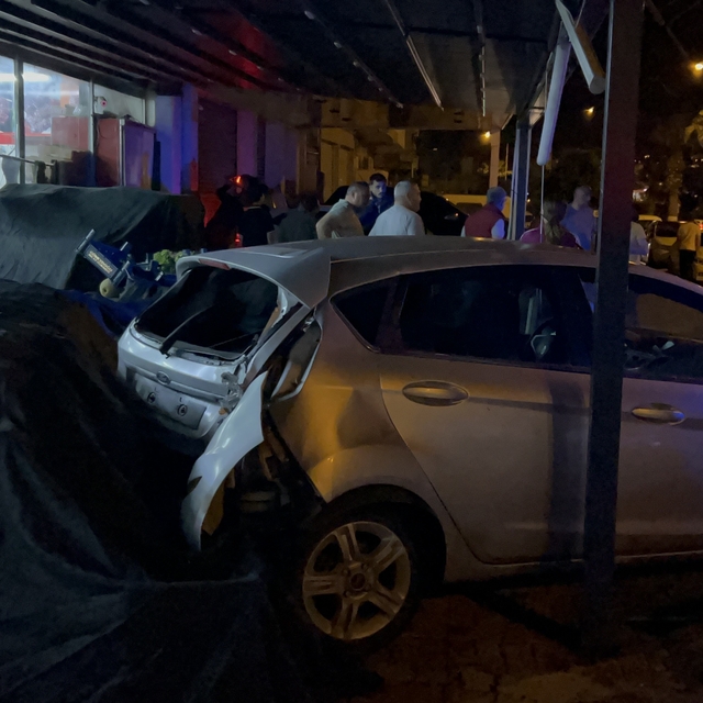Osmaniye'de kontrolden çıkan otomobil marketin manav bölümüne girdi