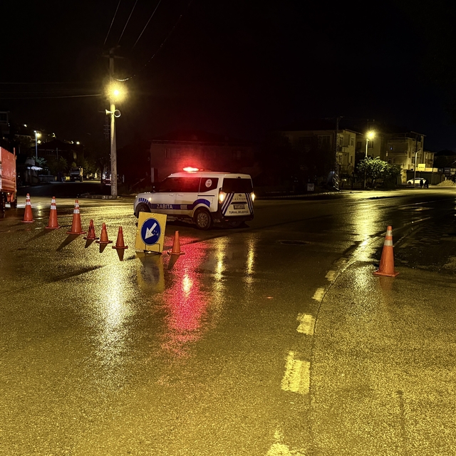 Turhal'da taşkın riskine karşı bazı cadde ve sokaklar araç trafiğine kapatı...